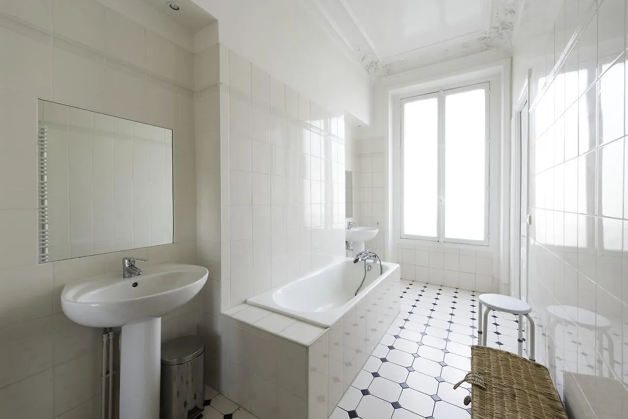 Veeve - Champs-elysees Hideaway Apartment